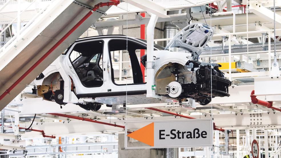 Ein ID 4 in der neuen Montagehalle 20 des Emder VW-Werks. .  © Foto: dpa