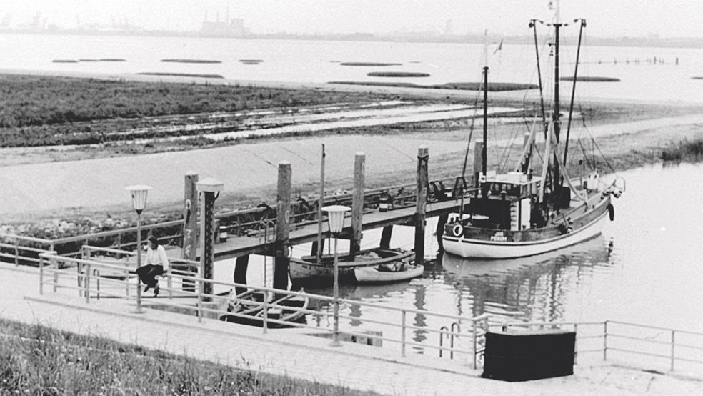 Einst diente der Steg im Muhdehafen als Anlegestelle für Kutter und Boote.  © Foto: Sammlung Walter Brügma (www.sowasdat.rheiderland.de)