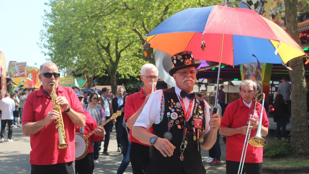 Die "Mill Rose Jazzband" führte nach der offiziellen Eröffnung einen Rundgang über den Markt an.  © Berents