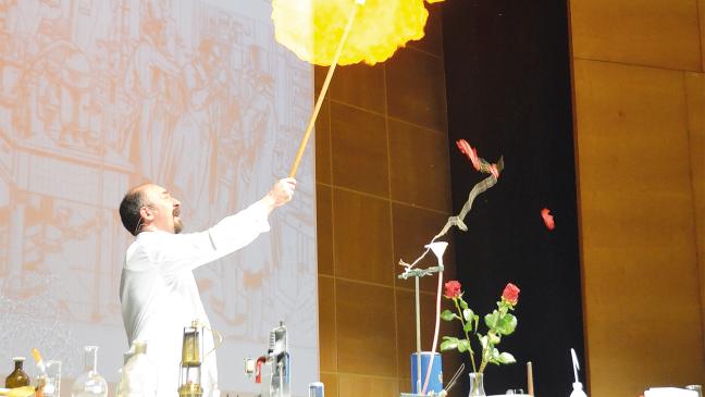 Experimental-Shows mit Knall und Rauch