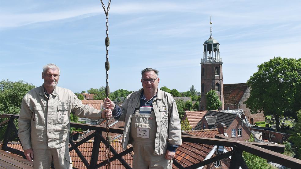 In guten Händen ist die Ditzumer Mühle bei Johann Glazenburg (links) und Hermann Oltmanns als Freiwillige Müller.  © Fotos: Kuper
