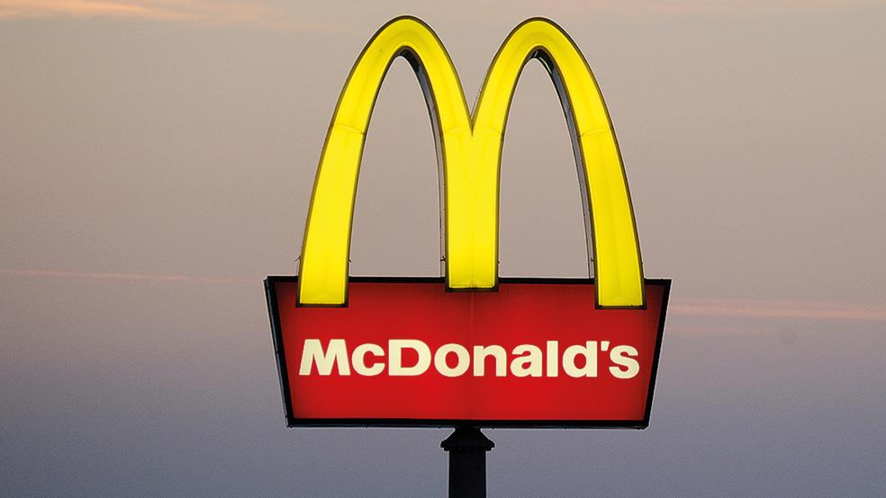 Eine Fastfood-Filiale in Winschoten wehrt sich unter anderem mit klassischer Musik gegen zerstörungswütige Banden.  © Foto: dpa