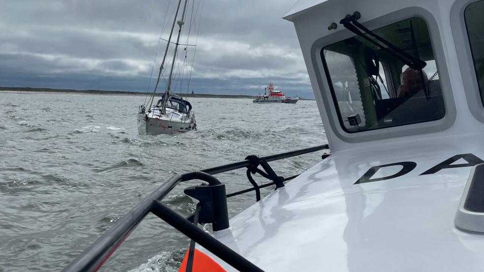 Im Schlepp des Seenotrettungsbootes "Fritz Thieme" wurde die havarierte Segelyacht sicher in den Hafen von Wangerooge gebracht. © DGzRS