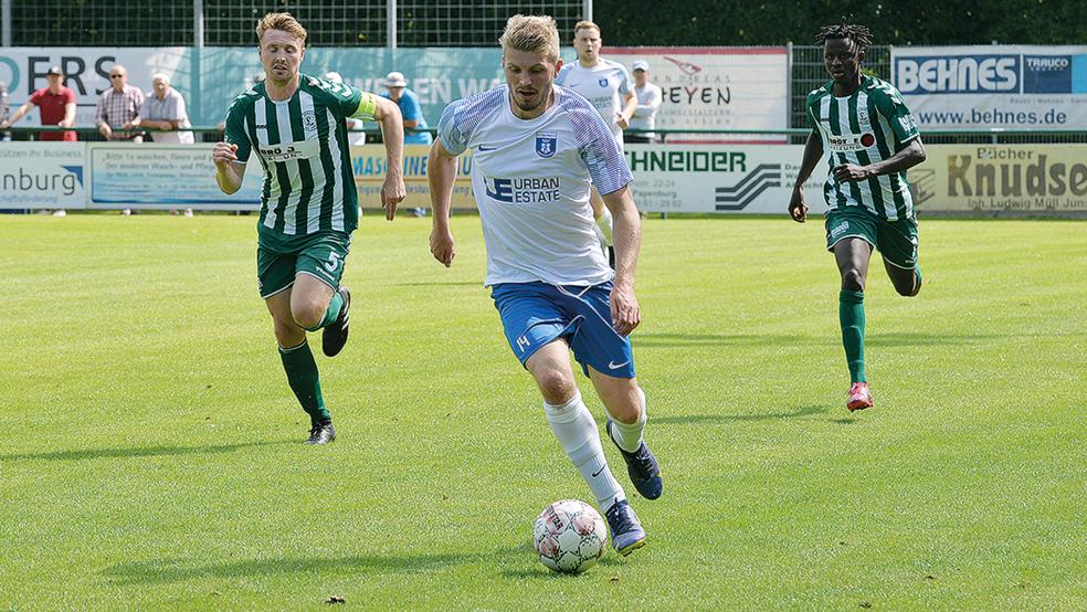 Steffen Busemann (am Ball) wird künftig nicht mehr das Trikot von Blau-Weiß Papenburg tragen und stattdessen in der Bezirksliga I spielen.  © Foto: Born