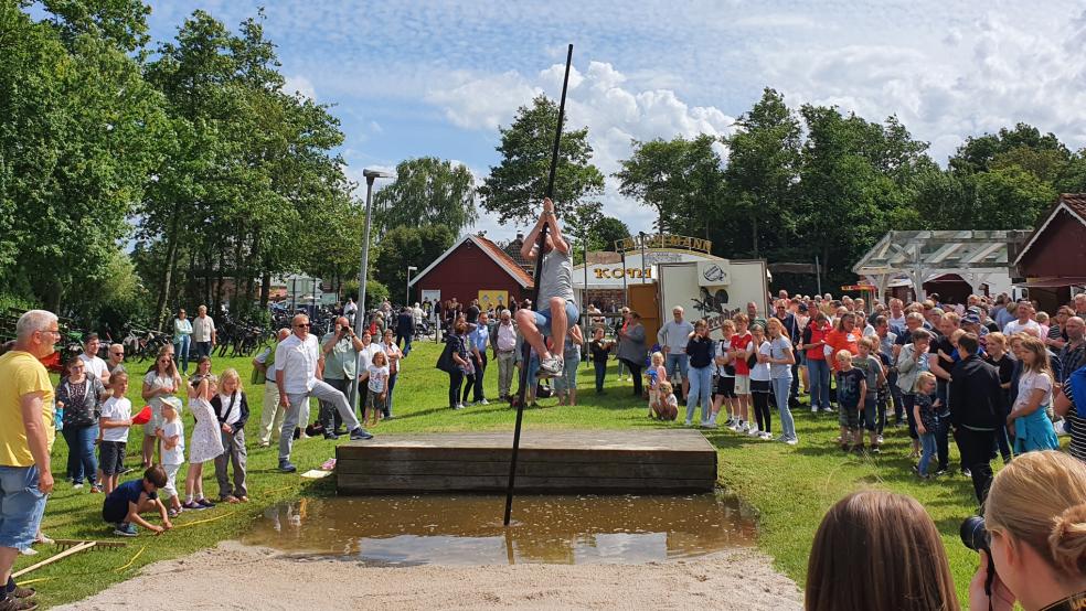 Auch das traditionelle Pulsstockspringen steht während des Pfingstmarktes in Ditzumerverlaat wieder auf dem Programm. Auch sonst ist im Rheiderland am Wochenende einiges los. © Gemeinde Bunde