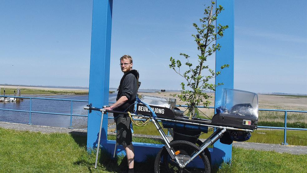Zu Fuß transportiert Arnout Vandeputte eine junge Buche von Brüssel nach Dänemark und möchte damit auf den Klimawandel aufmerksam machen.  © Foto: Kuper