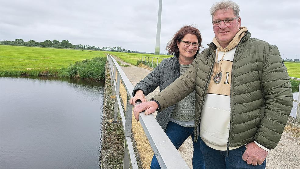 Maike und Enno Janssen wollen auf den Flächen zwischen dem Soltborger Sieltief und der Autobahn 31 in Holtgaste einen Solarpark betreiben. © Foto: Szyska