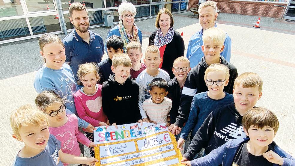 Stolze Spendenläufer: Grundschüler aus allen 14 Klassen überreichten den symbolischen Spendenscheck an den Förderverein. Hinten von links: Kassenwart Stephan Klötzner, Lehrerin Ursula Tempel, Schulleiterin Anja Meißner und Vereinsvorsitzender Bernd Feenders.  © Foto: Hanken