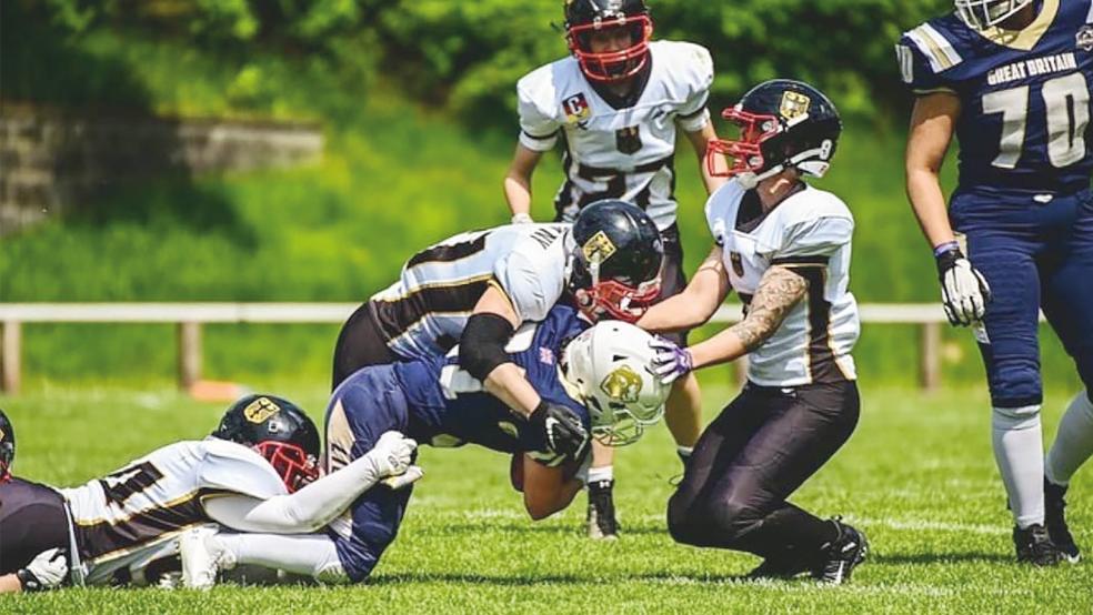 Friederike Ostendorp (links unten, weißes Trikot) brachte in dieser Szene ihren ersten Tackle an und stoppte im Verbund Großbritanniens Running Back.  © Fotos: privat