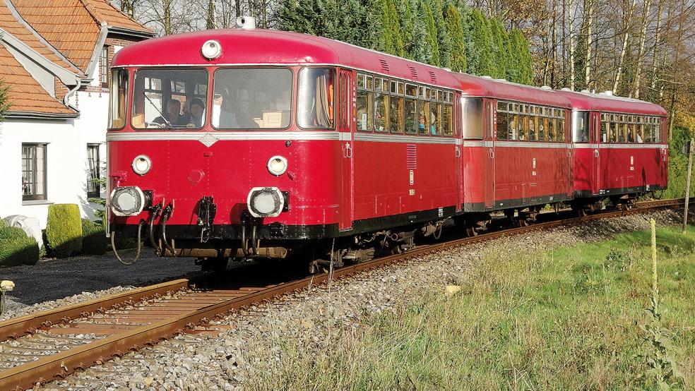 Ein Oldtimer des Bahnverkehrs: Der im Jahre 1959 gebaute Uerdinger Schienenbus VT 98 nebst Beiwagen und Steuerwagen wird am 24. Juni zwei Mal zur Brücken-Baustelle fahren.  © Foto: Museumseisenbahn Ammerland-Barßel-Saterland (MABS)