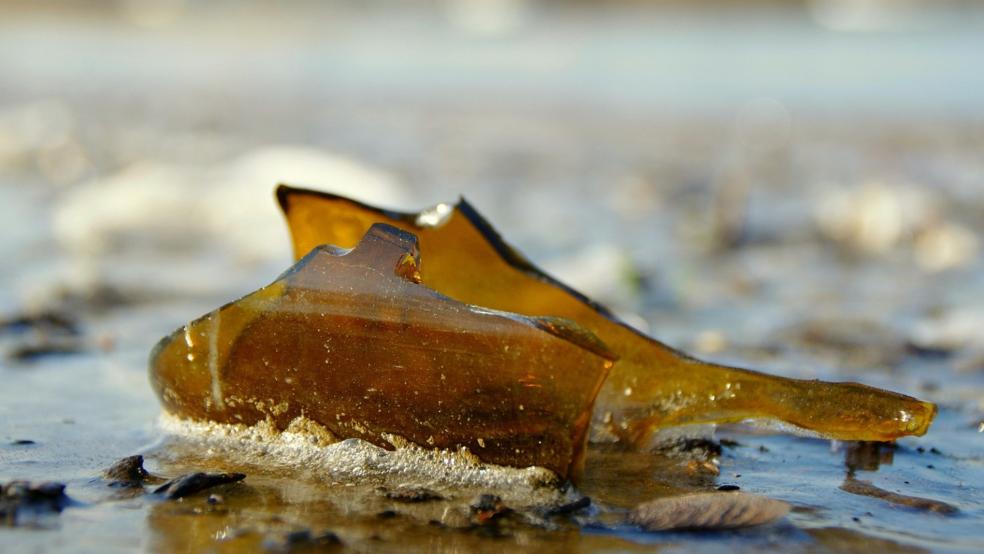 Mit einer Glasflasche hat ein Mann in Emden einer 19-Jährigen auf den Kopf geschlagen. © Pixabay