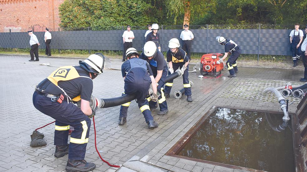 Johann Bödeker (mit Pokal) und sein Team von der Feuerwehr Jemgum siegten beim Schnelligkeitswettbewerb in Weener mit mehr als acht Sekunden Vorsprung und zum dritten Mall in Reihe.  © Fotos: Kuper