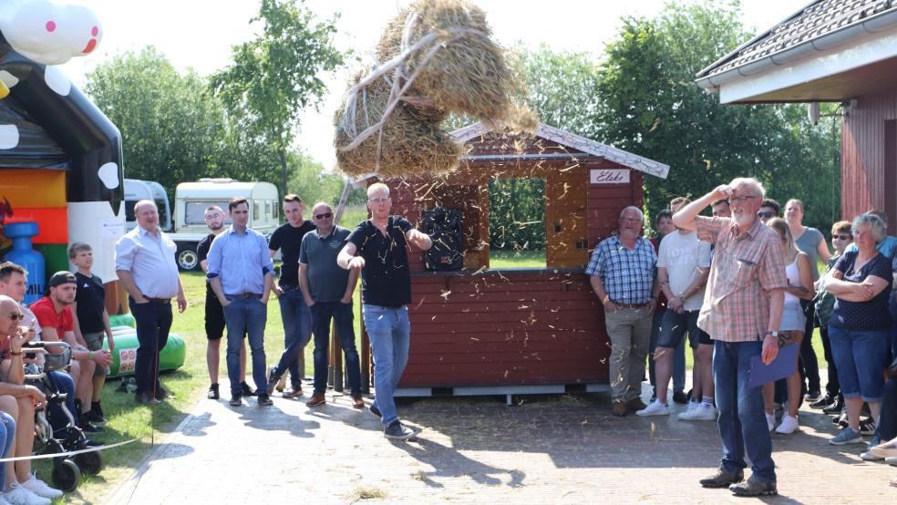 Beim Strohballenweitwurf gaben die Teilnehmer alles.  © Foto: Kuper
