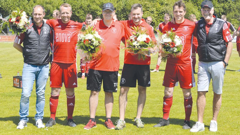 Bernhard Lübbers (von links) verabschiedete Thomas Girod, Trainer Matthias Schmidt, Betreuer Stefan Rieks und Volker Wirtjes gemeinsam mit Team-Manager Dieter Gelder.  © Foto: Born