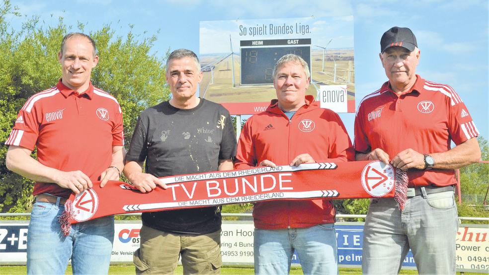 Bernhard Lübbers, Leiter der TV-Fußballabteilung (links)und Team-Manager Dieter Gelder (rechts) freuen sich gemeinsam mit dem Co-Trainer Ralph Schmidt (Zweiter von rechts) über den neuen Trainer der 1.Herren des TV Bunde, Frank Winkler.  © Foto: Ammermann