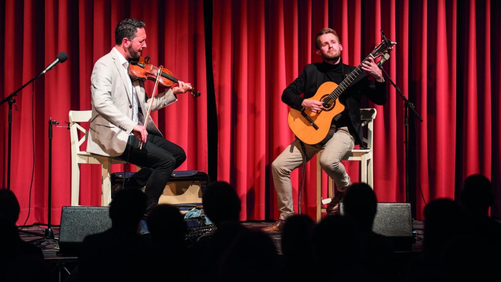 Dänemarks Geigenvirtuose und vierfacher Grammy-Gewinner Bjarke Falgren spielte zusammen mit dem gebürtigen Ihlower Gitarristen Sönke Meinen. © K. Gleich/Musikalischer Sommer