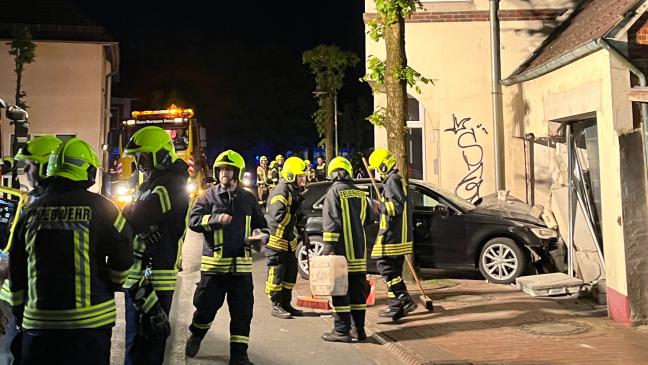 Auto kracht in Geschäftshaus