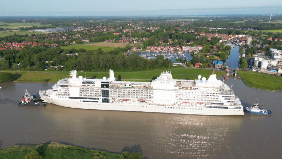 Die »Silver Nova« passiert auf ihrem Weg über die Ems den Weeneraner Hafen. © Jan Bruins