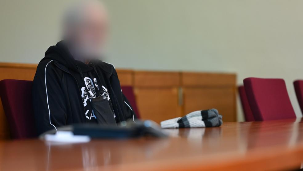 Der 82-jährige Angeklagte sitzt im Saal 116 des Landgerichts Aurich, wo ein Prozess wegen Drogenhandels verhandelt wird.  © Lars Penning (dpa)