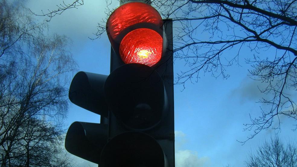 Vor einer roten Ampel (Beispielbild) in Leer fuhr ein betrunkener Autofahrer auf einen wartenden Wagen auf. © pixabay
