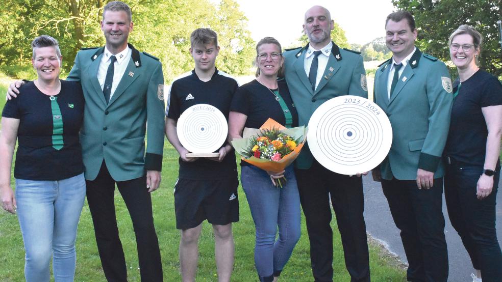 Der neue Schützenkönig Stefan Brink (Dritter von rechts) mit seiner Ehefrau Tina, Jungschützenkönig Mathis Leggedör (Dritter von links) sowie den Adjutanten Markus Leggedör (Zweiter von rechts) und Andreas Harders (Zweiter von links) mit ihren Ehefrauen.  © Foto: Kuper