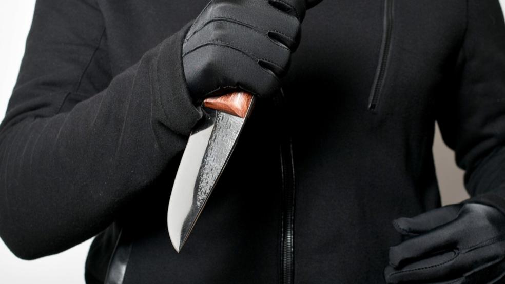 Mit einem Messer hat ein 26-Jähriger an einer Tankstelle in Warsingsfehn auf einen älteren Kunden eingestochen. Der wurde am Bein schwer verletzt. © pixabay (Beispielfoto)