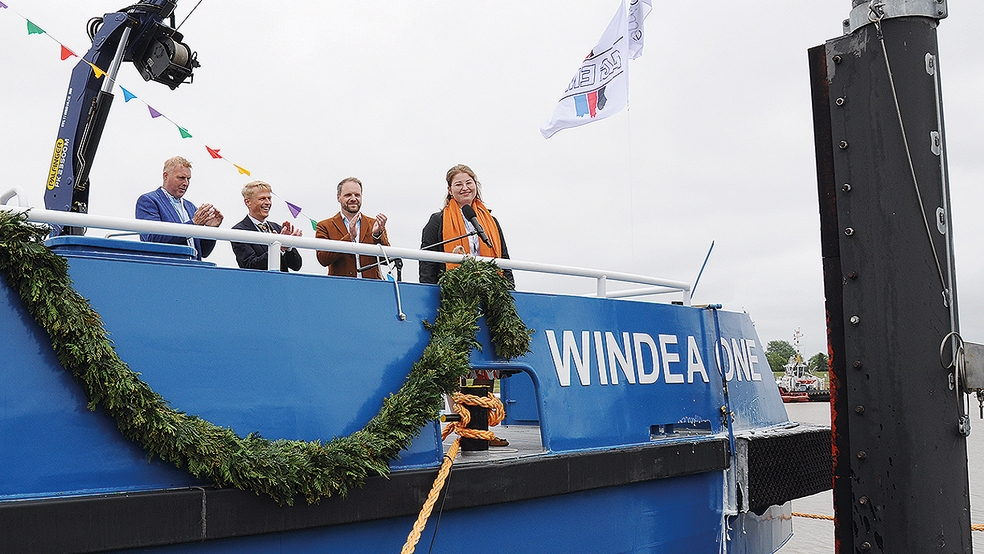 Paul van Laar, Dr. Bernhard Brons und Marcel Diekmann (von links) applaudieren zur erfolgreichen Taufe des neuen Hybrid-Windpark-Service-Schiffes »Windea One« durch die 22-jährige Luise Brons.  © Foto: EMS Maritime Offshore GmbH