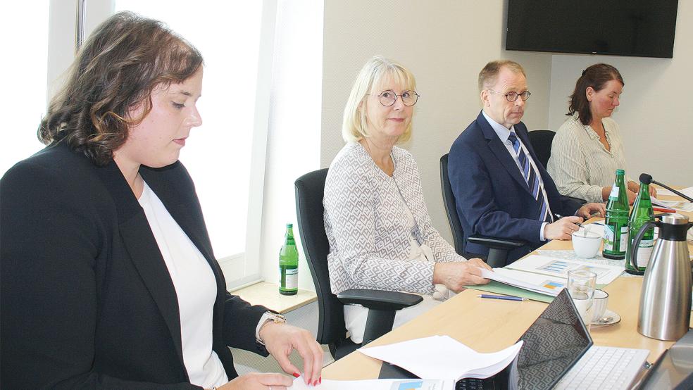 Die Bilanz des Landgerichts Aurich des vergangenen Jahres stellten vor (von links): Pressesprecherin Iris Schmagt, Landgerichts­präsidentin Frauke Seewald, Vizepräsident Jan Heinemeier und Geschäftsleiterin Ilonka Hell.  © Foto: Ricken