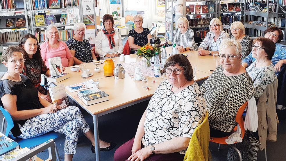 Frühstück und Literatur: In der Mediothek in Bunde trafen sich jetzt erstmals die Teilnehmer des neuen Angebotes.  © Foto: Berents