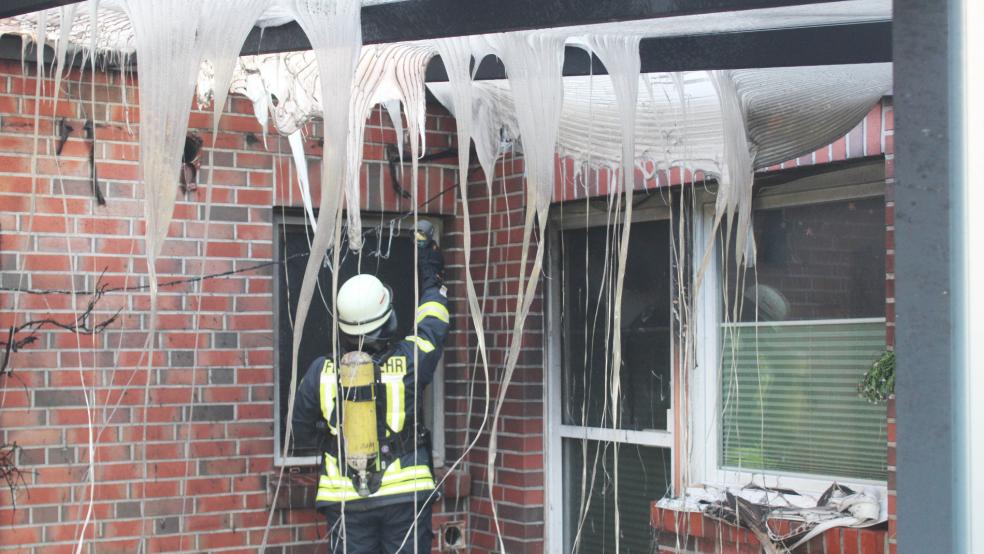 Bei dem Feuer wurde auch ein Dachüberstand in Mitleidenschaft gezogen. © J. Rand/Feuerwehr