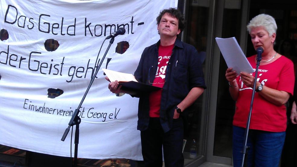 Liane Lieske und Harald Heck von der Geschichtswerkstatt St. Georg lesen am Sonntag bei »Q’nst im Q’stall« Texte zum Thema Grenzüberschreitung.  © Foto: privat