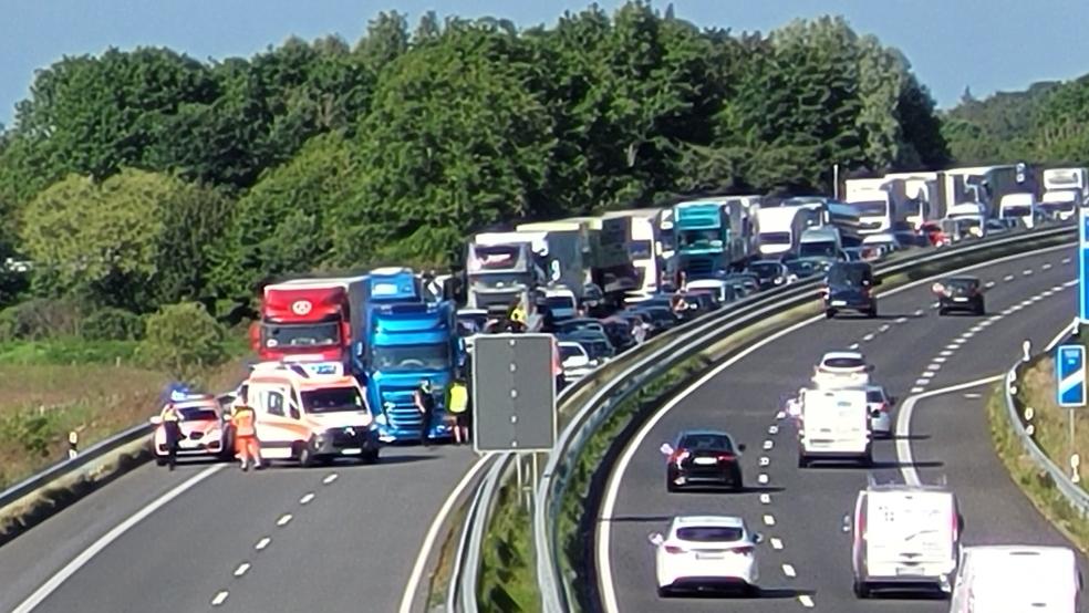 Auf der A31 hat es einen schweren Unfall gegeben. Der Verkehr staute sich. © Wolters