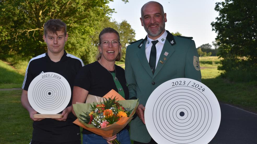 Der neue König Stefan Brink mit seiner Ehefrau Tina und Jungschützenkönig Mathis Leggedör freuen sich auf das Schützen- und Feuerwehrfest in Diele. © Kuper