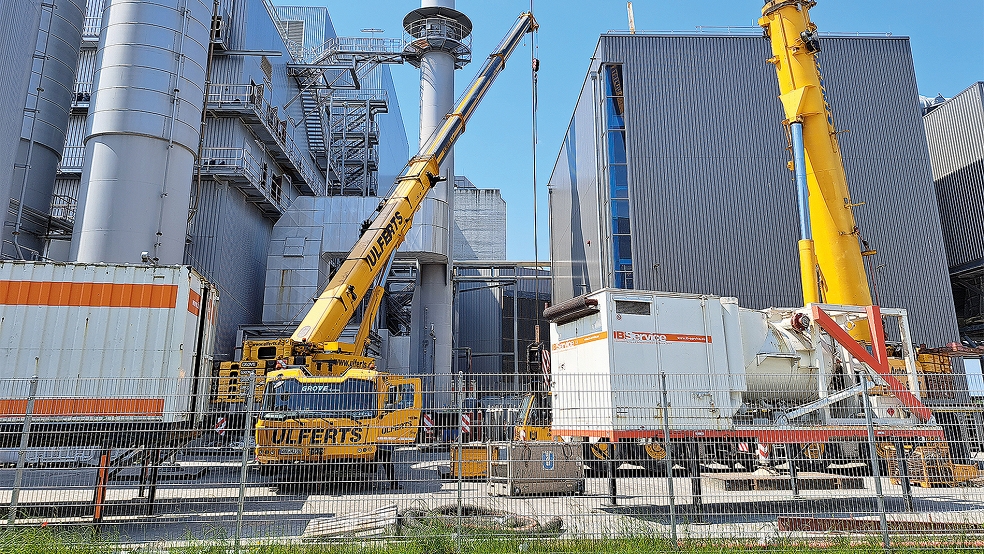 Bei der Revision im Brennstoff-Kraftwerk von »Weener Energie« kommen drei Schwerlastkräne zum Einsatz.  © Foto: Szyska 