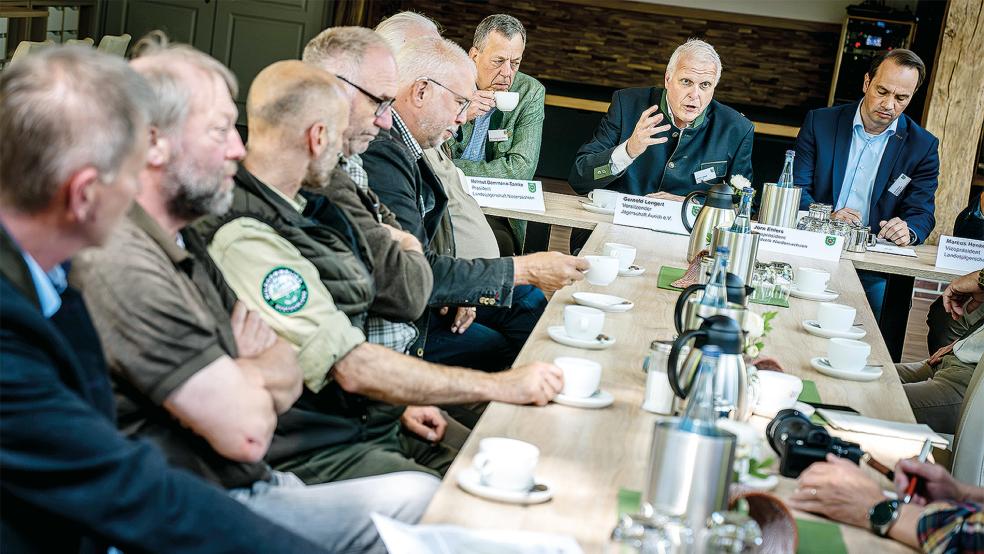 Mitglieder der Jägerschaften bei einem Treffen zur »Auricher Erklärung«.  © Foto: Sina Schuldt (dpa)