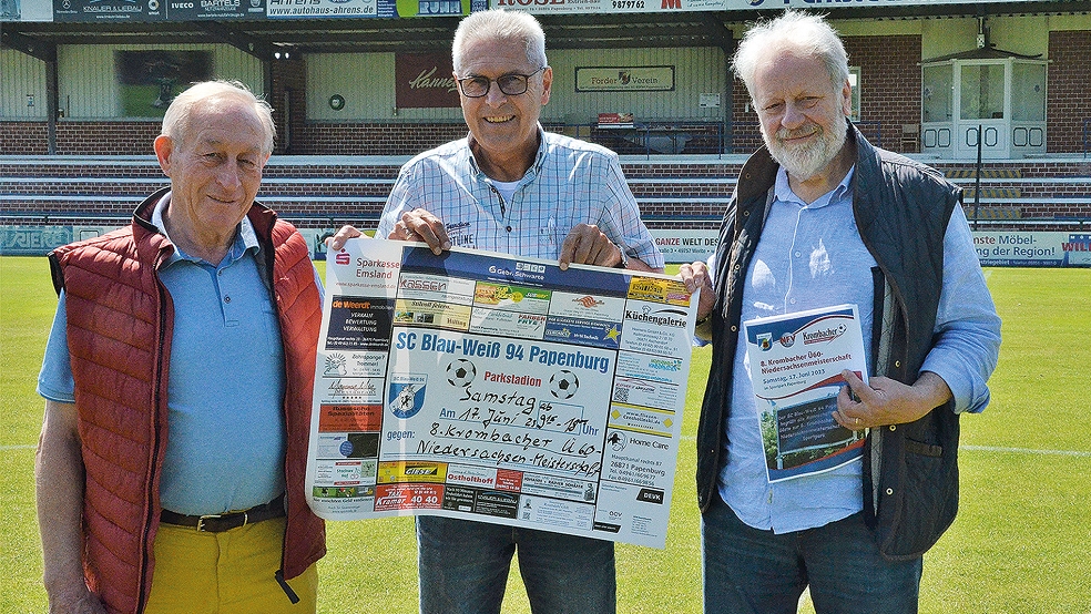 Heinz Hartkens (von links), Jakob Sinnigen und Wichard Klein freuen sich auf die bevorstehende Ü-60-Niedersachsenmeisterschaft im Parkstadion Obenende in Papenburg.  © Foto: Ammermann