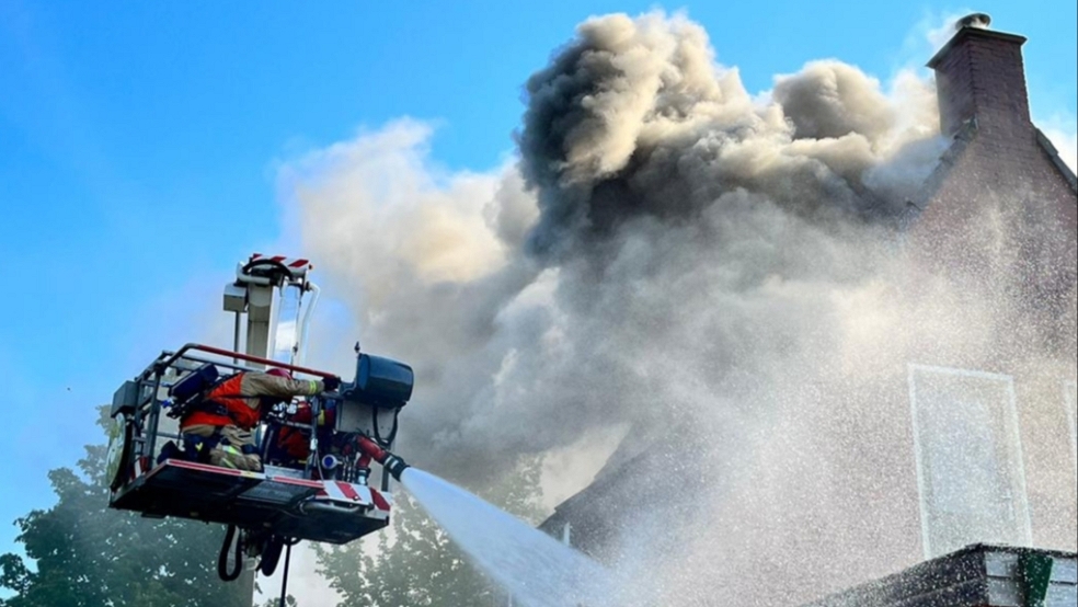 Zu einem Dachstuhlbrand im Grenzort Bad Nieuweschans rückte auch die Bunder Feuerwehr aus. © Feuerwehr Bunde