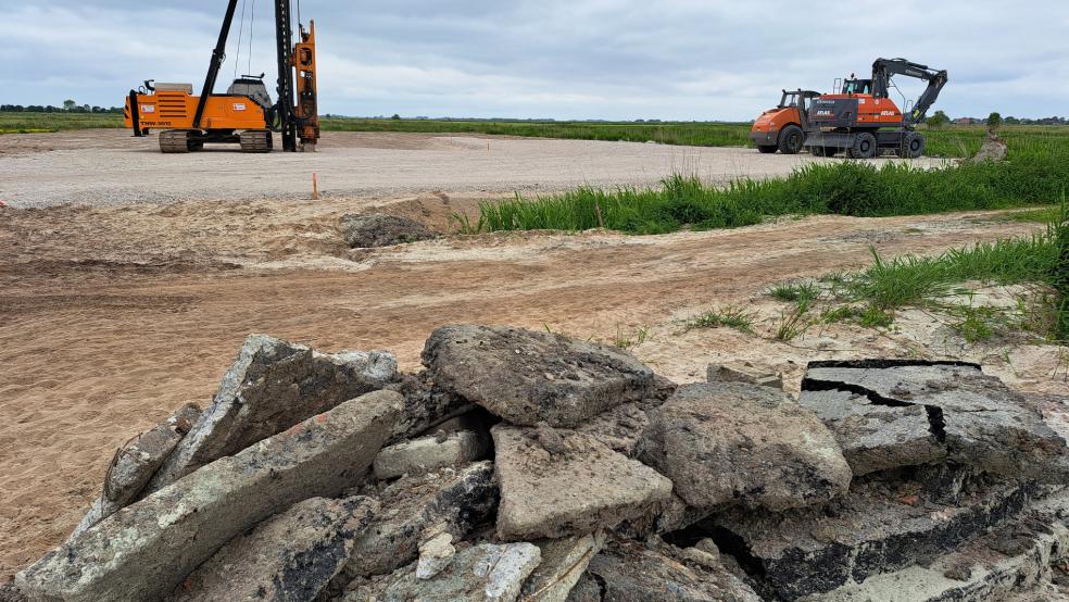 Am Freitag begannen die Rammarbeiten zur Gründung der neuen Krippe am Amelborgster Weg in Jemgum. © Szyska