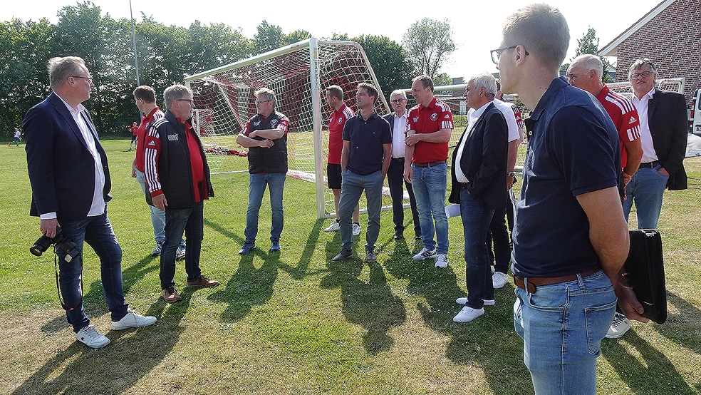 Die Bunder zeigten den Funktionären des NFV im Rahmen des Vereinsdialogs ihr Sportgelände.  © Foto: privat