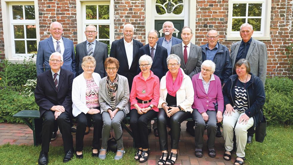 Das Foto zeigt die Diamantenen Konfirmanden (stehend von links) Jakobus Poel, Harm Boer, Peter Wessels, Gerd Groenewold, Bernhard Fokken, Hinderk Robbe, Peter Siemens, Christian Sanders sowie (sitzend von links) Heinrich Siemons, Else Bartels (geb. Blaauw), Therese Tholen (geb. Freerks), Gretchen Klugkist (geb. Gerdes), Johanne Dreesmann (geb. Janssen), Talea Uden (geb. Leemhuis), Gretchen Behrends (geb. Niemann).  © Foto: Bruins