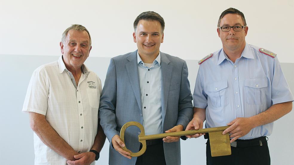 Das neue Feuerwehrhaus in Bunde wurde gestern eingeweiht. Das Foto zeigt (von links) Architekt Andreas Klein, Bürgermeister Uwe Sap und Ortsbrandmeister Hans-Hermann Leemhuis beim symbolischen »Schlüsselmoment«.  © Foto: Busemann