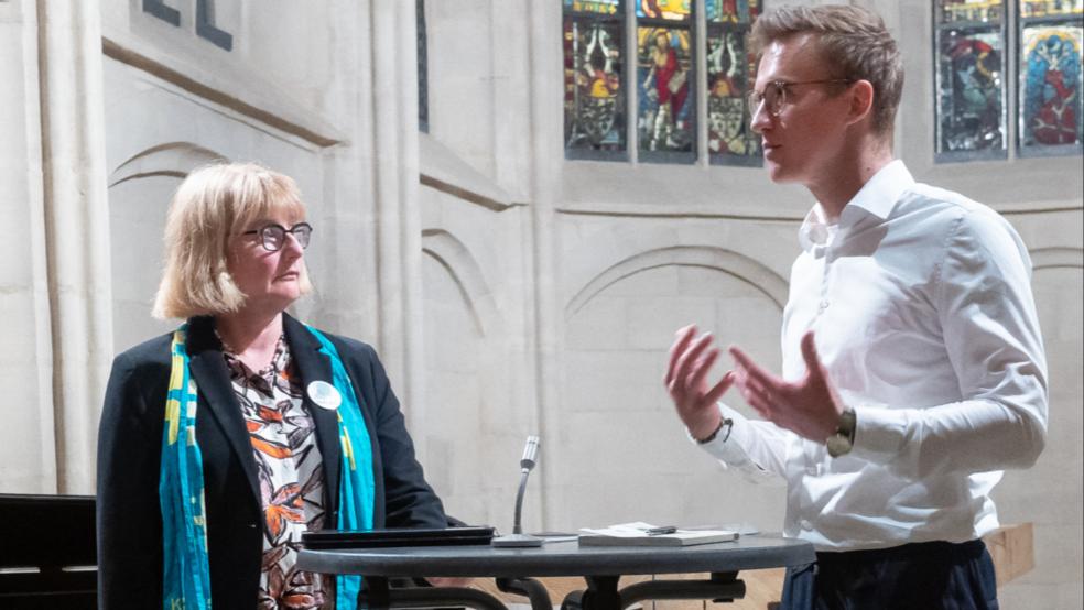 Kirchenpräsidentin Susanne Bei der Wieden und der Grünen-Abgeordnete Julian Pahlke aus Leer beim Kirchentag in der Nürnberger St.-Martha-Kirche. © UIf Preuß (Reformierte Kirche)