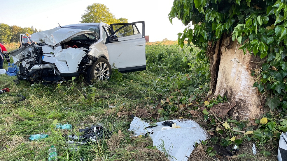 Frontal gegen einen Baum prallte heute Abend ein Wagen in Bokel bei Papenburg. Der Beifahrer kam ums Leben. © Feuerwehr Papenburg