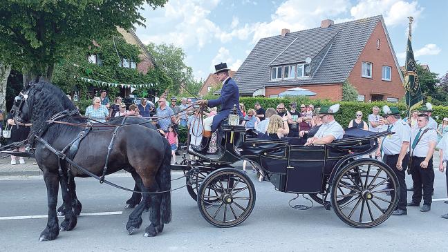 Feuerwehrkampf, Festball und Friesenpferde