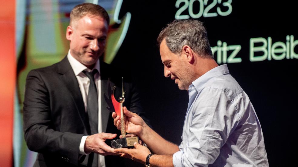 Schauspieler Moritz Bleibtreu (rechts) erhält im Rahmen einer Preisverleihung den Schauspielpreis von Marcus Dirks, Geschäftsführer der Dirks Group.  © Hauke-Christian Dittrich (dpa)