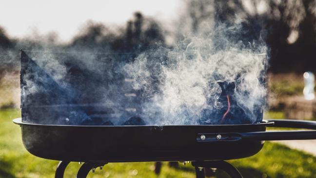 Gegrillter Schafskopf ruft Feuerwehr auf den Plan