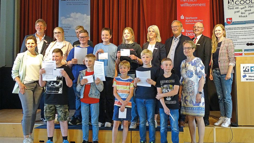 Die Sieger des Plattdeutschen Lesewettbewerbes mit (von links) Imke Schöneboom und Herbert Fuhs vom Regionalen Landesamt für Schule und Bildung sowie mit (von rechts) Imke Rieken, Ostfriesische Landschaft (RPZ), Jörn Lantzius-Beninga von der Sparkasse LeerWittmund, Anke Janssen, Ostfriesische Landschaft (RPZ), Landschaftsrat Dieter Baumann und Kerstin Kleene von der Sparkasse Aurich-Norden.  © Foto: Osfriesische Landschaft