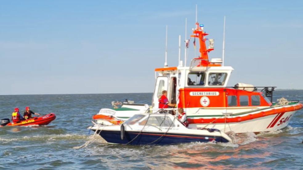 DLRG (l.) und DGzRS im gemeinsamen Einsatz für ein havariertes Motorboot vor Langeoog. © DLRG Ortsgruppe Wittmund
