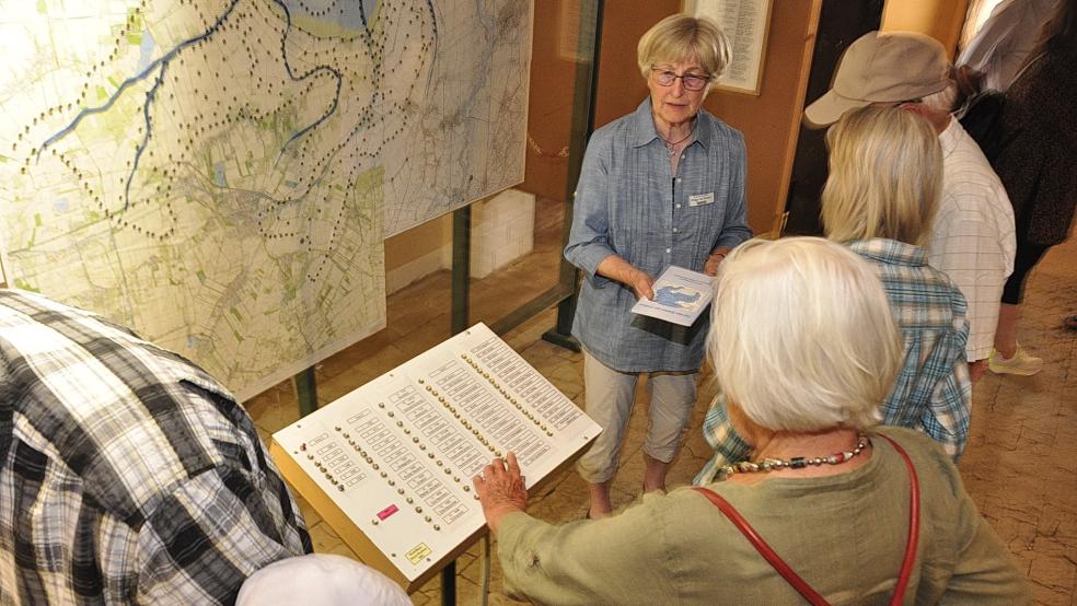 Helga van Hoorn gab Erläuterungen zur interaktiven Dollartkarte im Museum. © Wolters