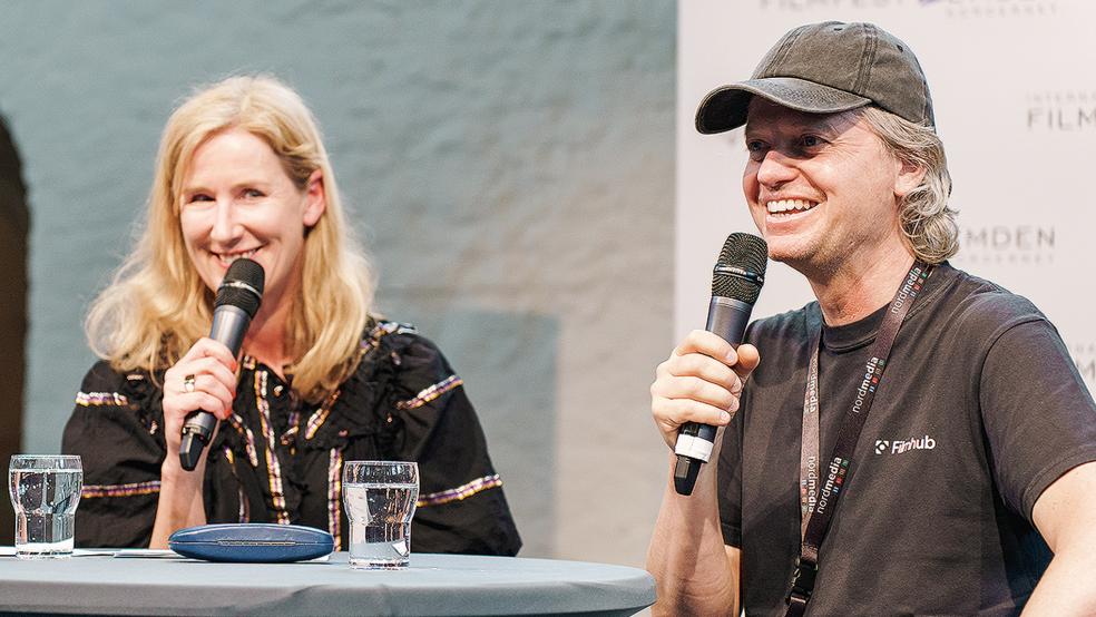 Angeleitet durch die Moderation von Milena Fessmann gewährte Klaus Badelt Einblicke in die Arbeit für die »Traumfabrik« Hollywood.  © Foto: Filmfest Emden